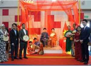 Áo Dài Truyền Thống Việt Nam Gây Ấn Tượng Tại Triển Lãm Dệt May Asean Ở Brunei